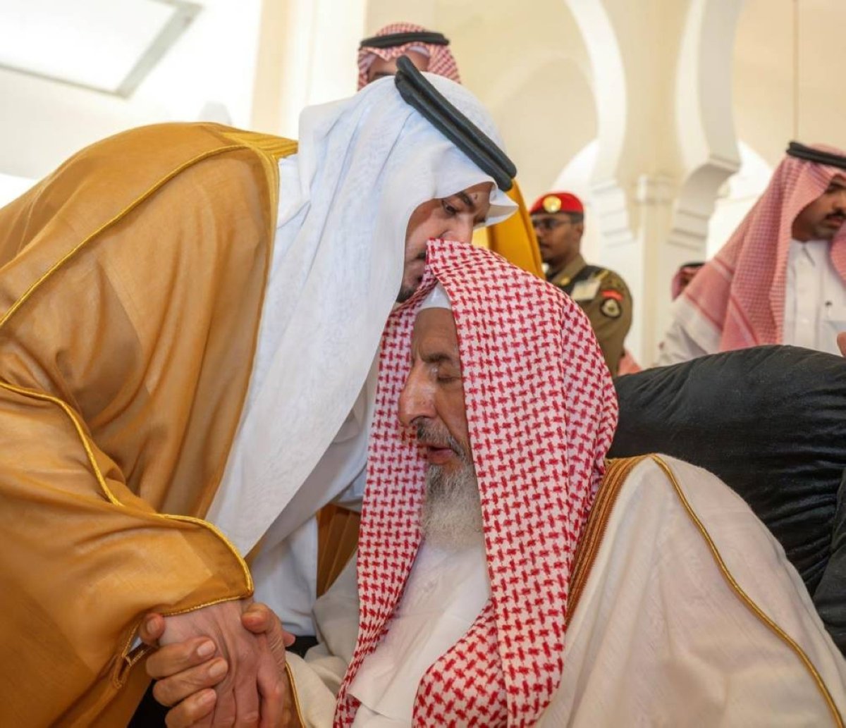 نائب أمير الرياض يؤدي صلاة الميت على والدة آل الشيخ