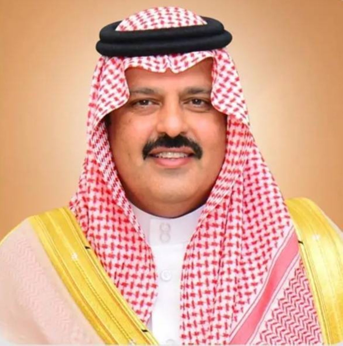 أمير حائل يقدم واجب العزاء لأسرة الجارالله في وفاة فقيدتهم