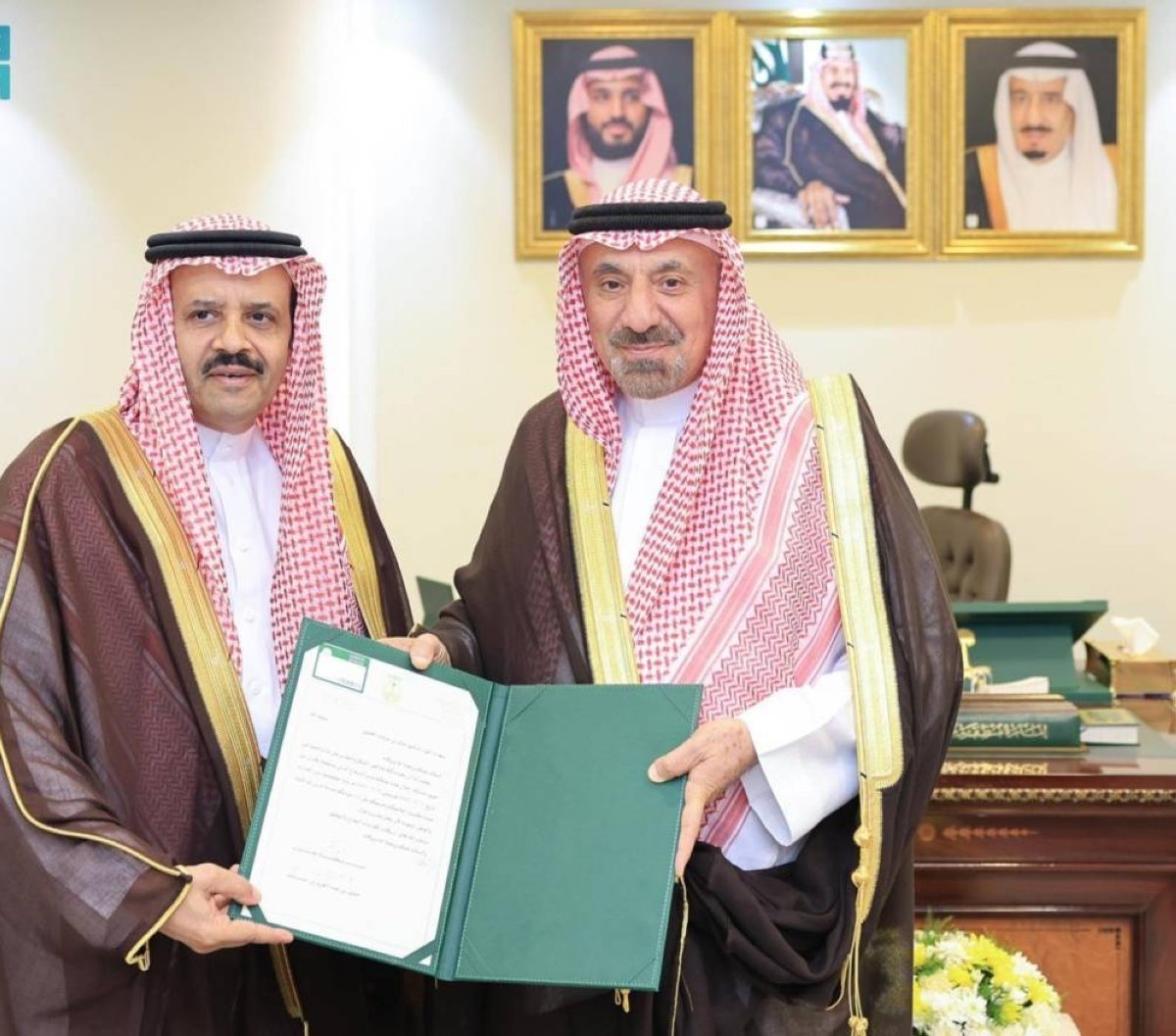 أمير نجران يُكرِّم مدير إدارة الدفاع المدني بالمنطقة سابقاً