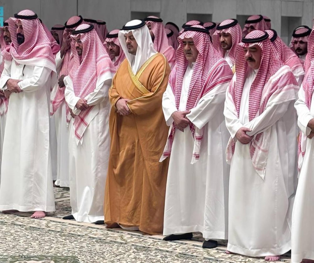 نائب أمير مكة المكرمة يؤدي صلاة الميت على والدة فهد بن مقرن
