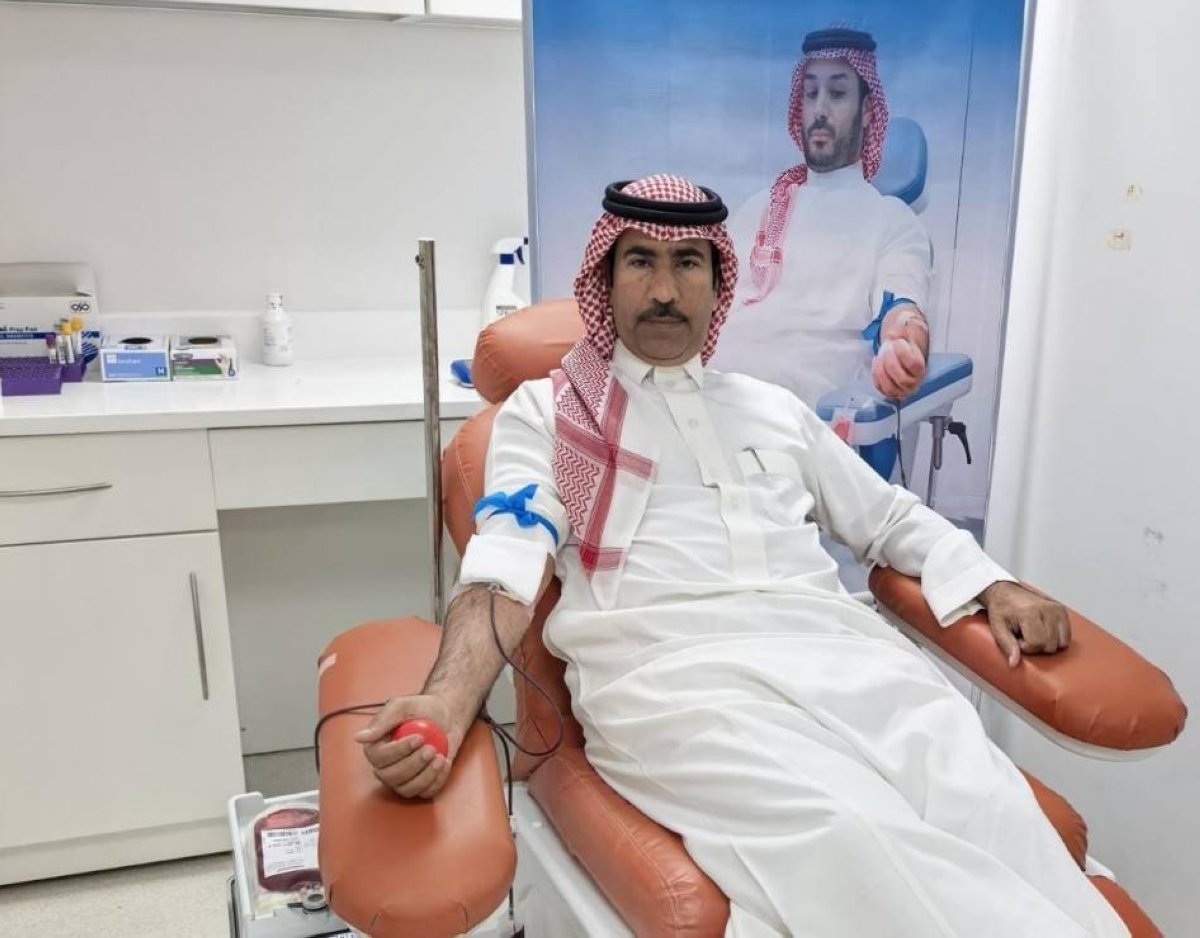 محافظ الطوال يتبرع بالدم