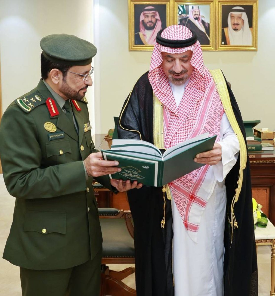 أمير نجران يطّلع على تقرير لأعمال جوازات المنطقة