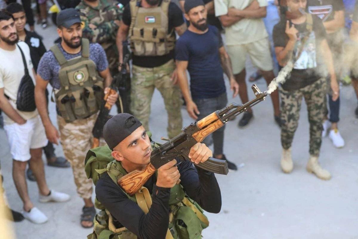 الجيش اللبناني يتسلم الدفعة الثانية من سلاح المخيمات