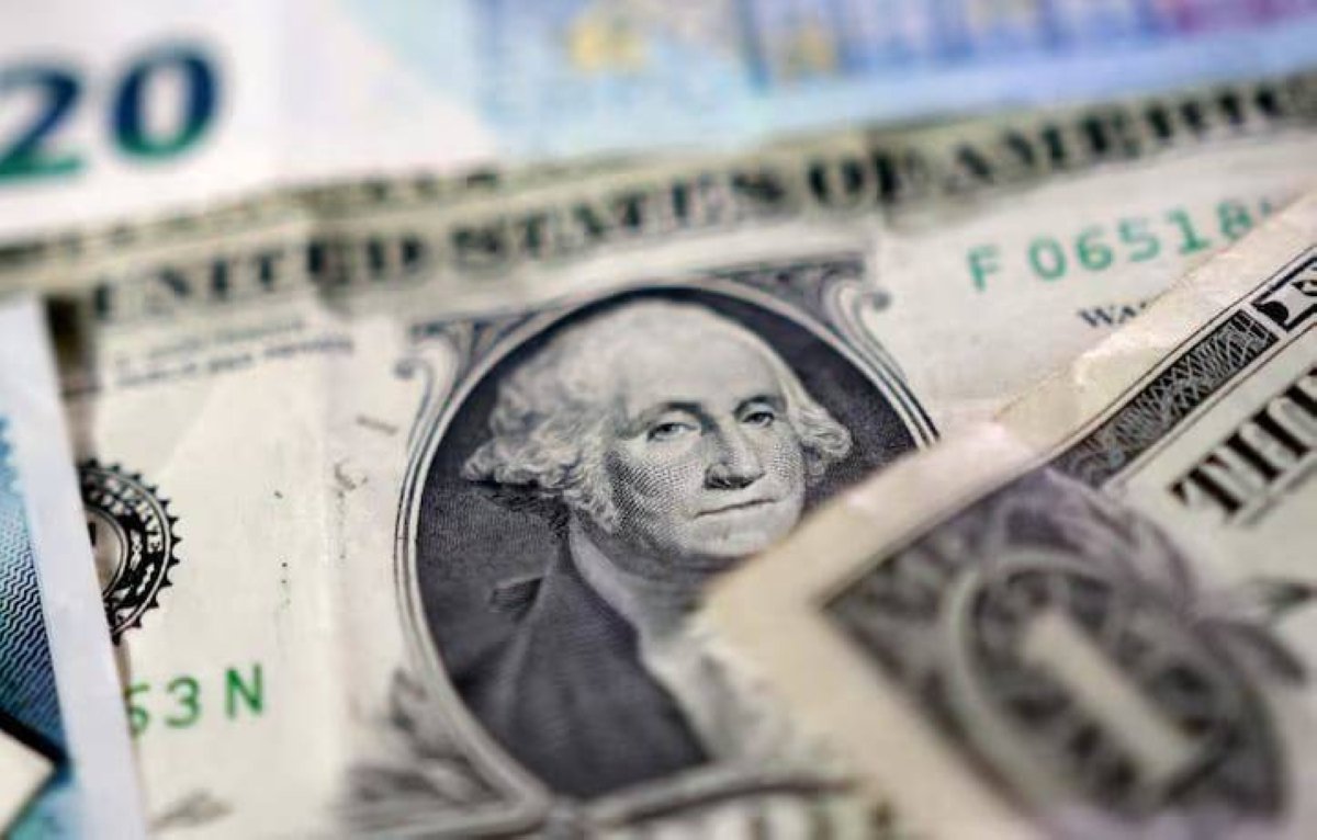 الدولار يترنح مع تزايد توقعات خفض الفائدة الأمريكية في سبتمبر