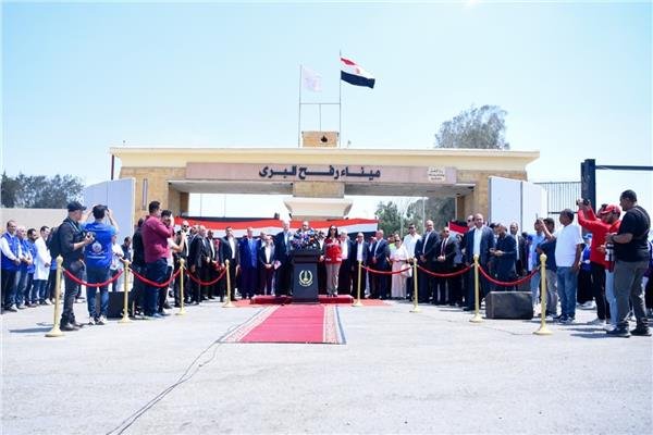 وزير الخارجية المصري ورئيس الوزراء الفلسطيني يتفقدان معبر رفح لبحث تدفق المساعدات إلى غزة
