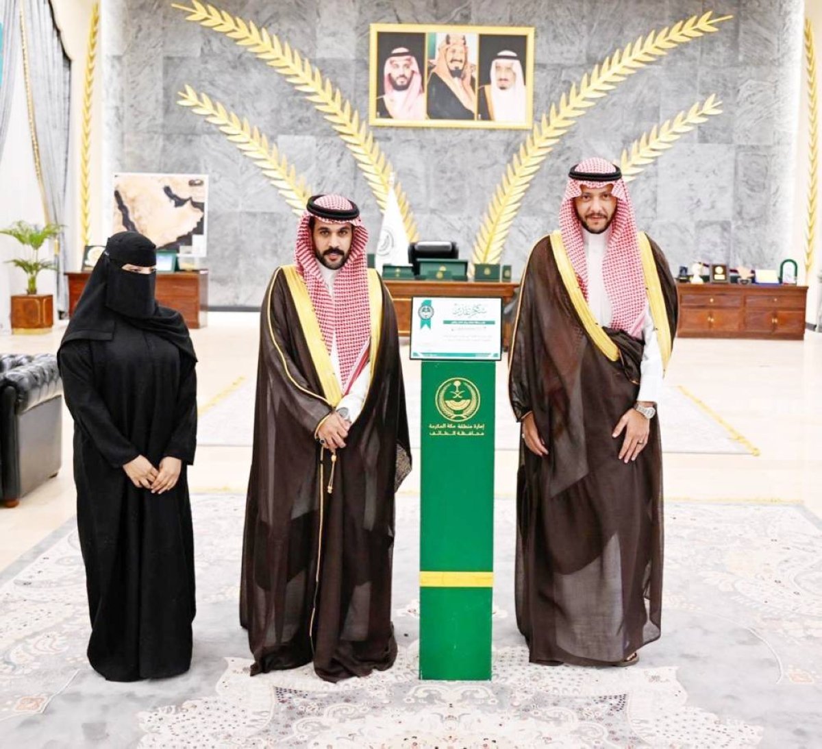 محافظ الطائف يستقبل مواطناً تبرع وزوجته بأعضائهما
