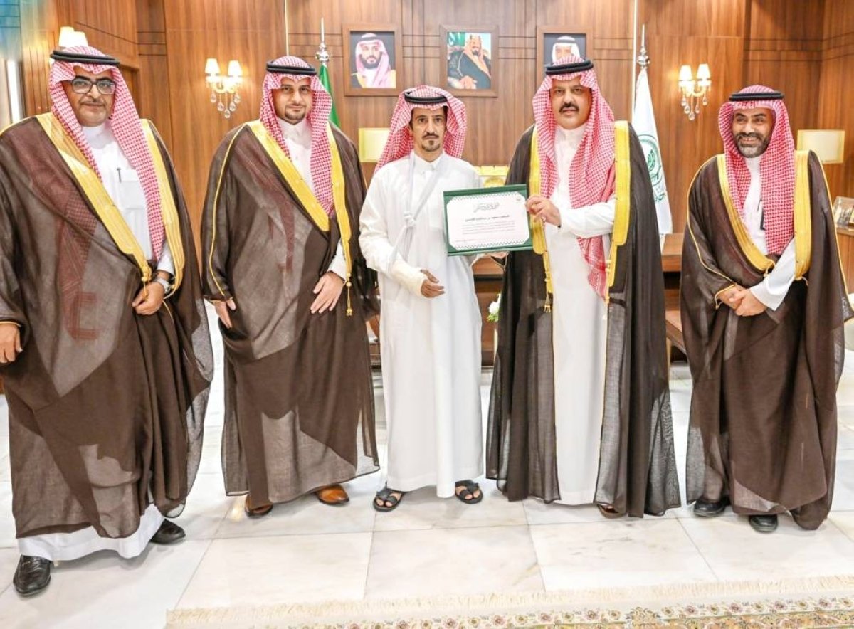 أمير حائل يكرم المعلم سعود الشمري لشجاعته في إخماد حريق بمدرسة