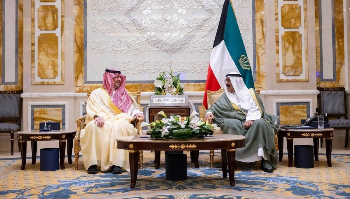 تعزيز التعاون.. عبدالعزيز بن سعود يجتمع مع أمير الكويت!