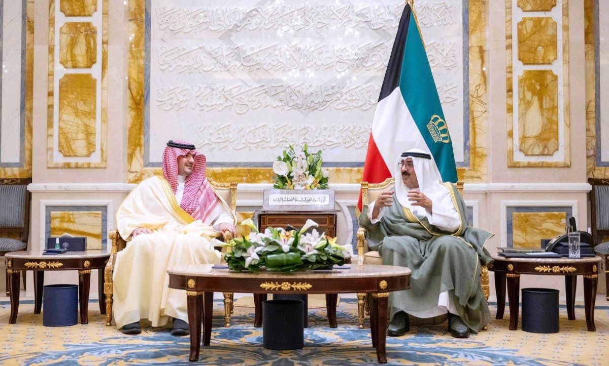 لقاء رسمي بين أمير الكويت ووزير الداخلية لمناقشة التعاون الأمني