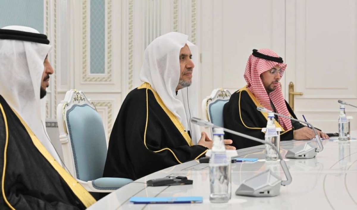 الرئيس الكازاخستاني يقلّد أمين «العالم الإسلامي» وسام «دوستِك»