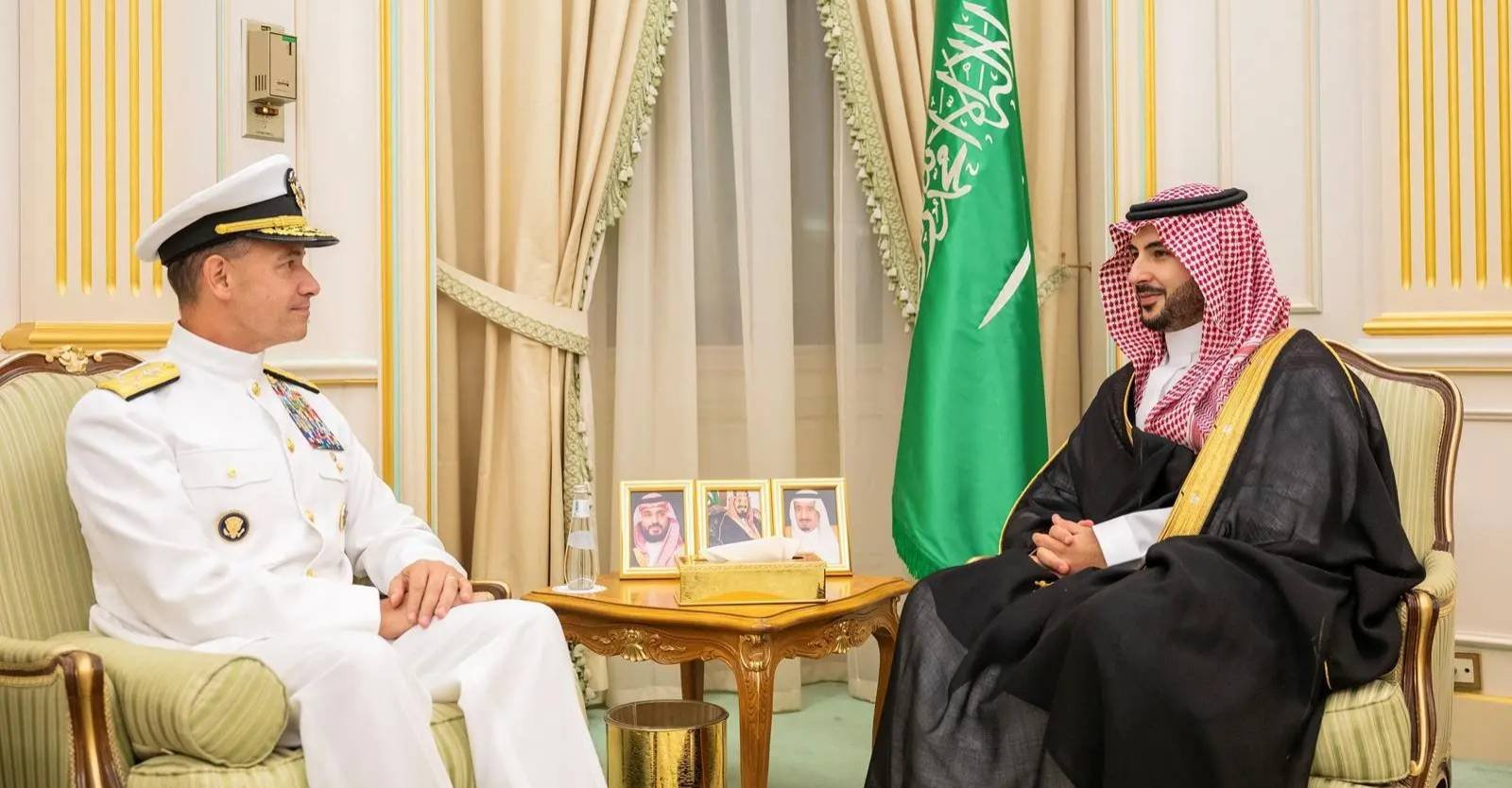 وزير الدفاع يبحث التعاون العسكري والدفاعي مع قائد القيادة المركزية الأمريكية