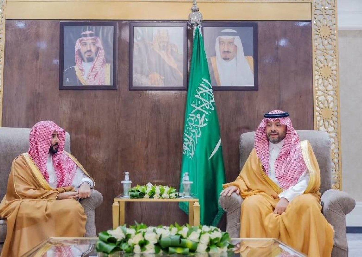 أمير الحدود الشمالية يستقبل وزير العدل