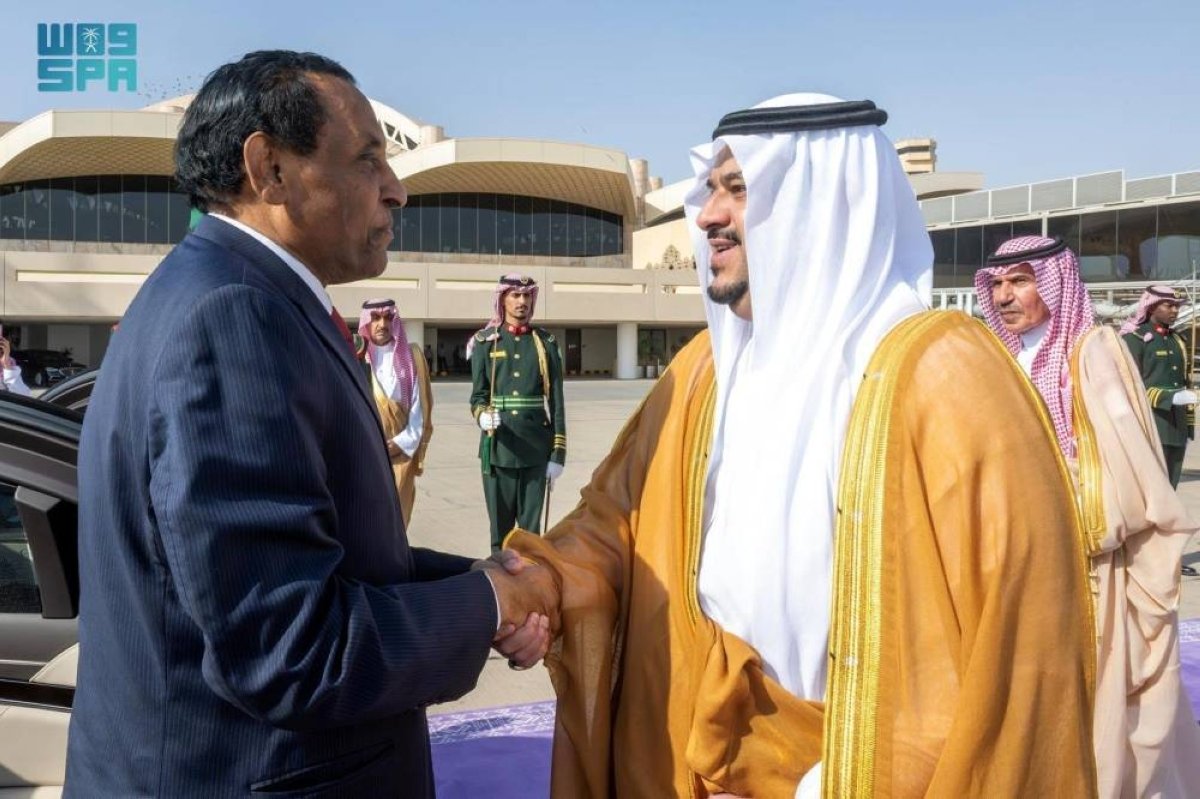 رئيس مجلس وزراء السودان يغادر الرياض