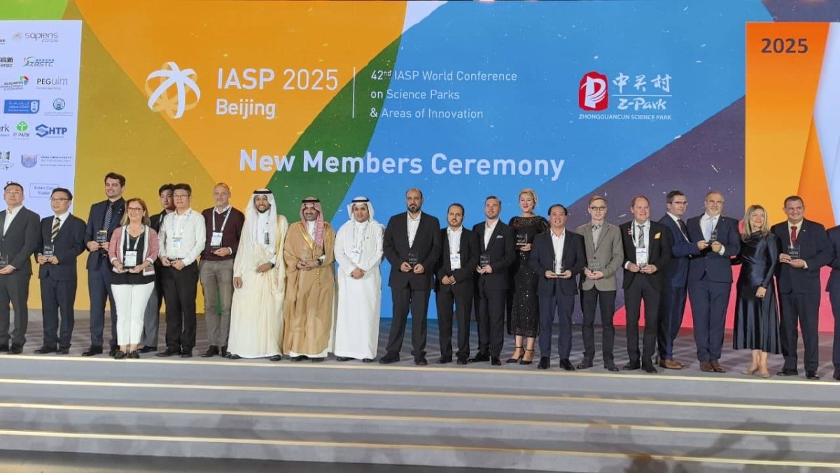 جامعة الملك فيصل تتسلم عضوية «منطقة ابتكار» خلال مؤتمر المنظمة الدولية لمناطق وواحات الابتكار في بكين