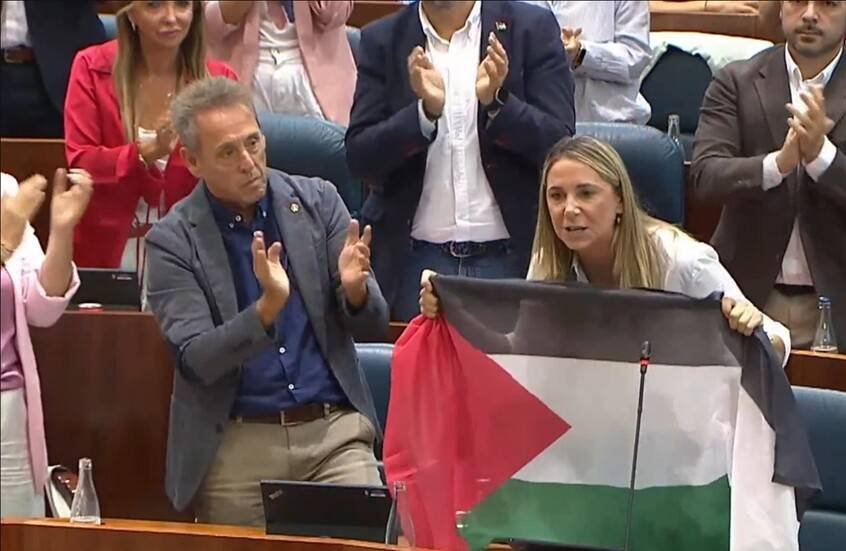 “إسبانيا: برلمانية تلوّح بعلم فلسطين تحت قبة البرلمان”