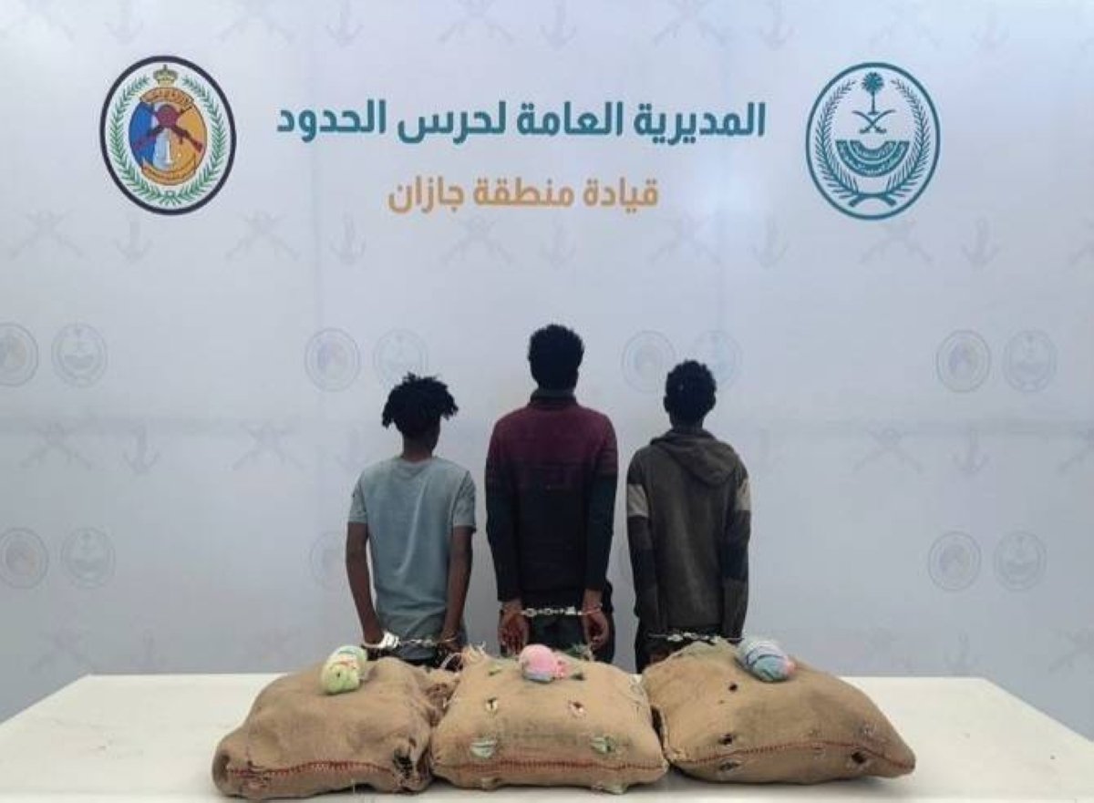 «جازان»: القبض على 3 مخالفين لنظام أمن الحدود لتهريبهم (60) كيلوجراماً من القات
