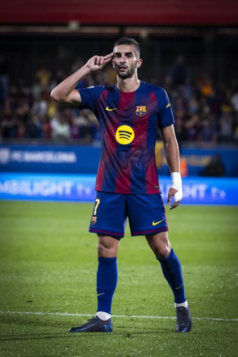 “برشلونة يفوز بثلاثية ويلاحق ريال مدريد على صدارة الدوري”