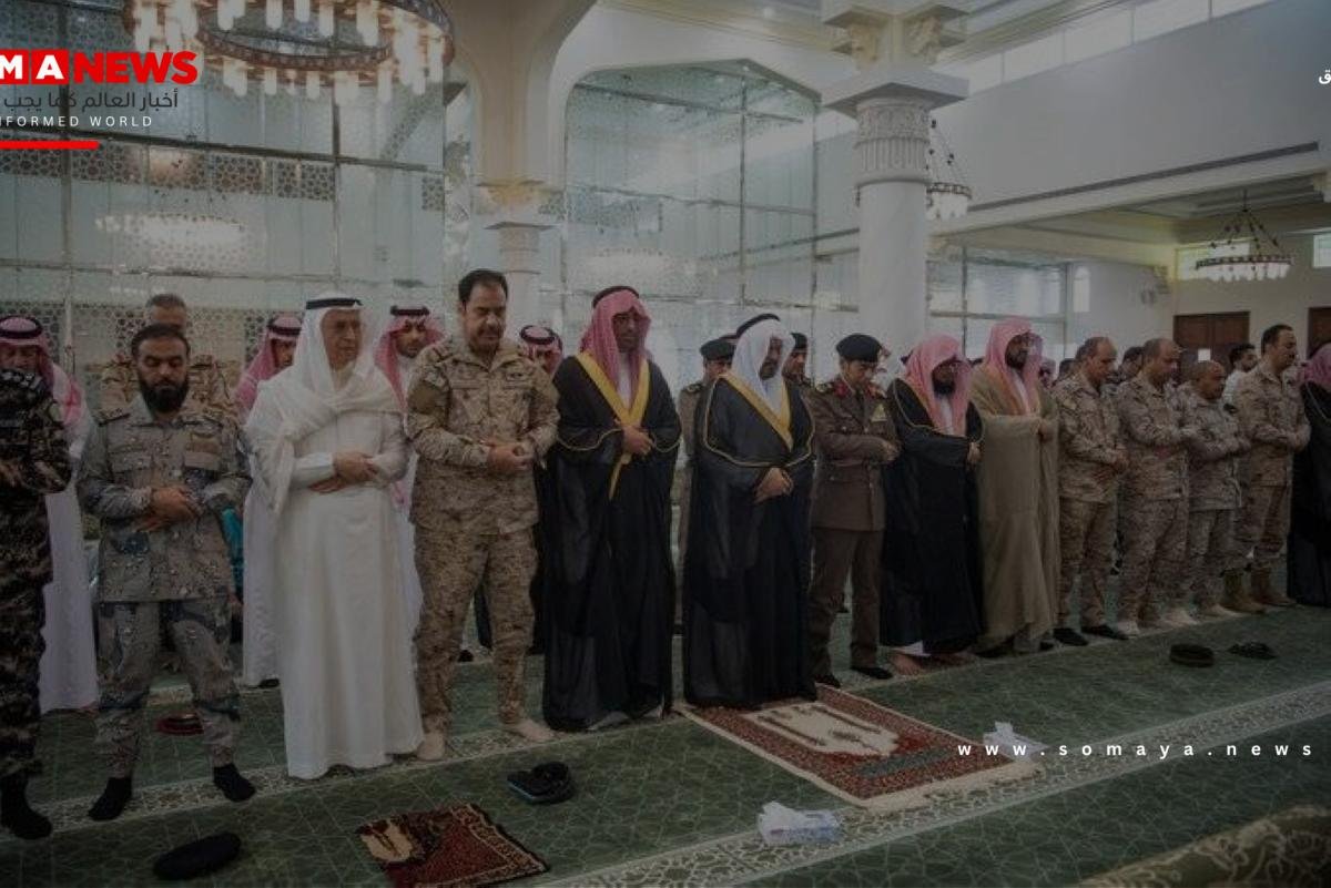نائب أمير مكة يؤدي صلاة الغائب على مفتي المملكة