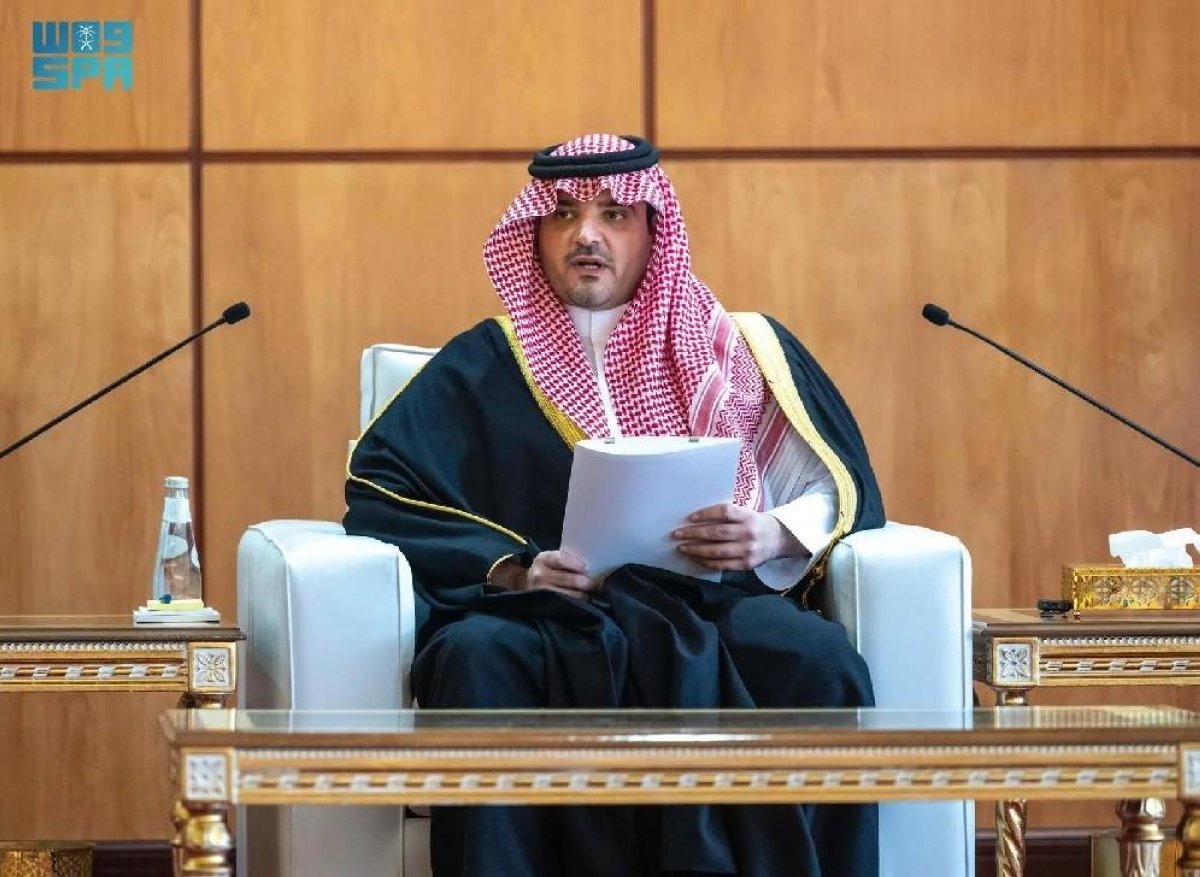 وزير الداخلية يلتقي القيادات الأمنية والعسكرية في نجران