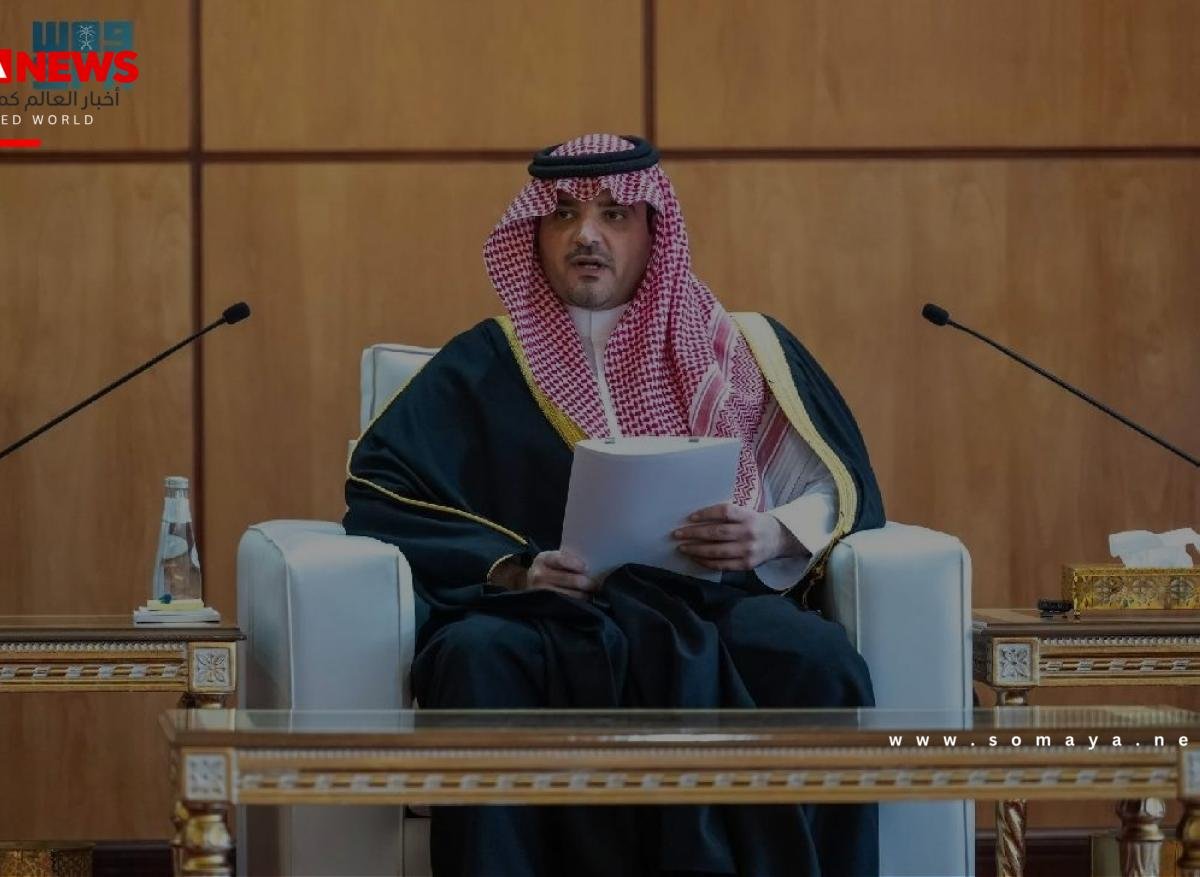 وزير الداخلية يلتقي القيادات الأمنية والعسكرية في نجران