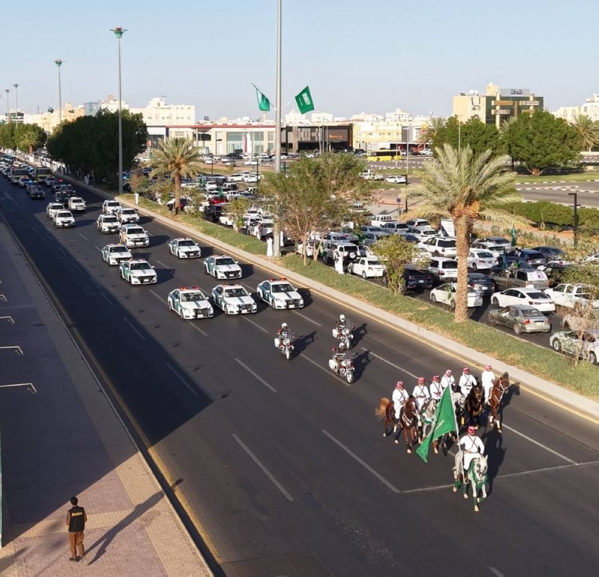 مسيرة للقطاعات الأمنية تجوب شوارع تبوك احتفاءً باليوم الوطني الـ 95