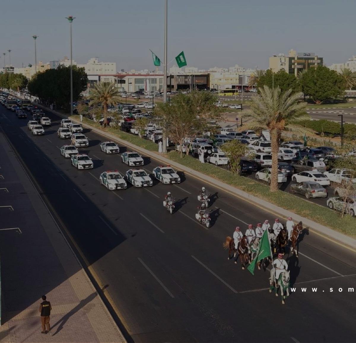 مسيرة للقطاعات الأمنية تجوب شوارع تبوك احتفاءً باليوم الوطني الـ 95