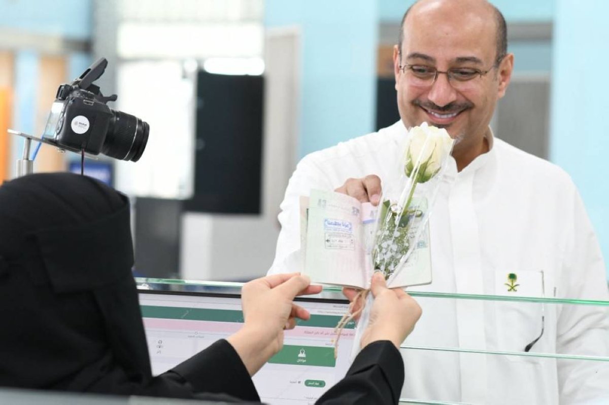 الجوازات تحتفل مع المسافرين بمناسبة اليوم الوطني الـ 95 للمملكة في المنافذ الدولية