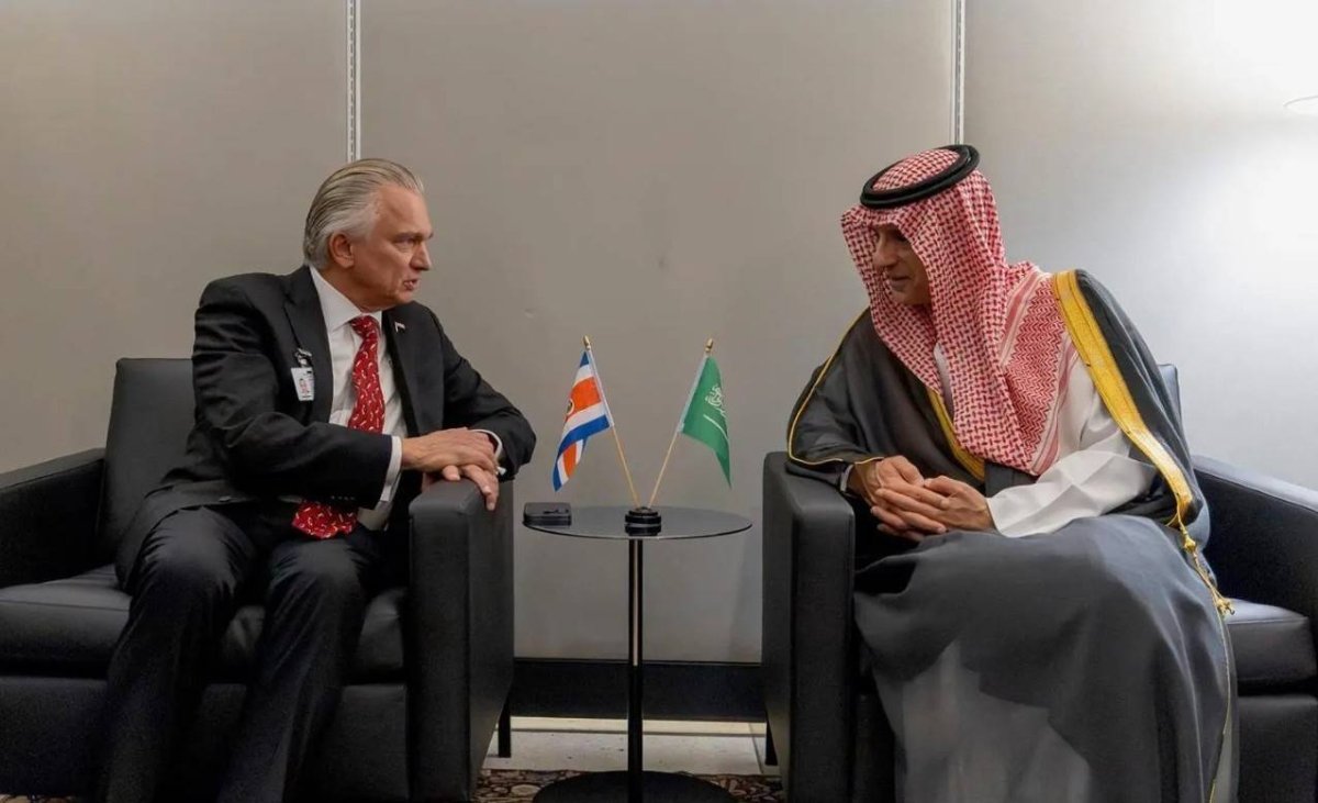 “الجبير يبحث سبل التعاون مع وزير خارجية كوستاريكا”