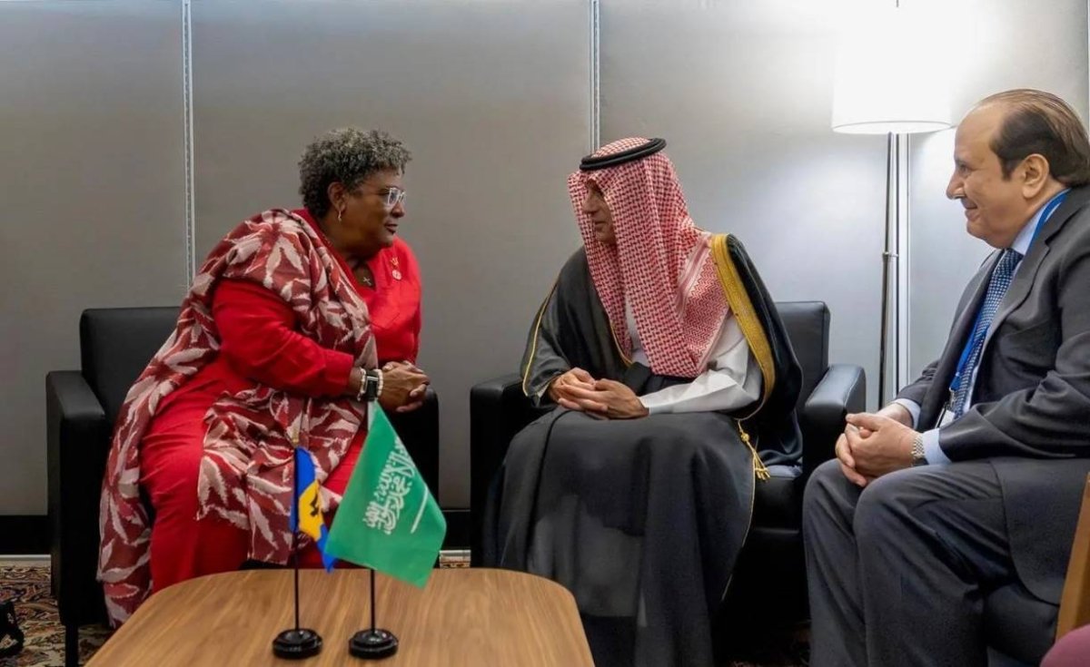 “وزير الدولة للشؤون الخارجية يلتقي برئيسة وزراء باربادوس لبحث التعاون المشترك”