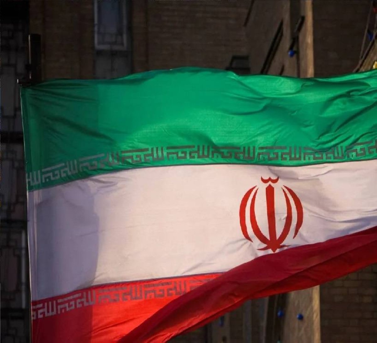 “إيران بين فكي العقوبات والدبلوماسية: ضغوط دولية تتصاعد ودعوات للحوار”