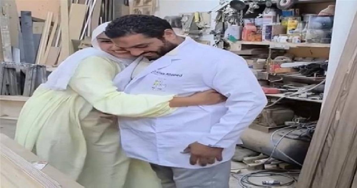“فتاة تُكرّم والدها بـ«البالطو الأبيض» وسط أجواء بسيطة من نشارة الخشب”