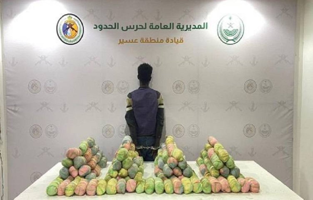 «حرس الحدود» بعسير يقبض على مخالف لنظام أمن الحدود لتهريبه 50 كيلوغراماً من القات