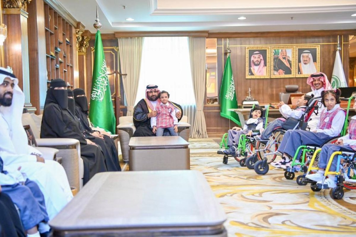 أمير جازان يطلع على برامج مركز جمعية الأطفال ذوي الإعاقة بالمنطقة