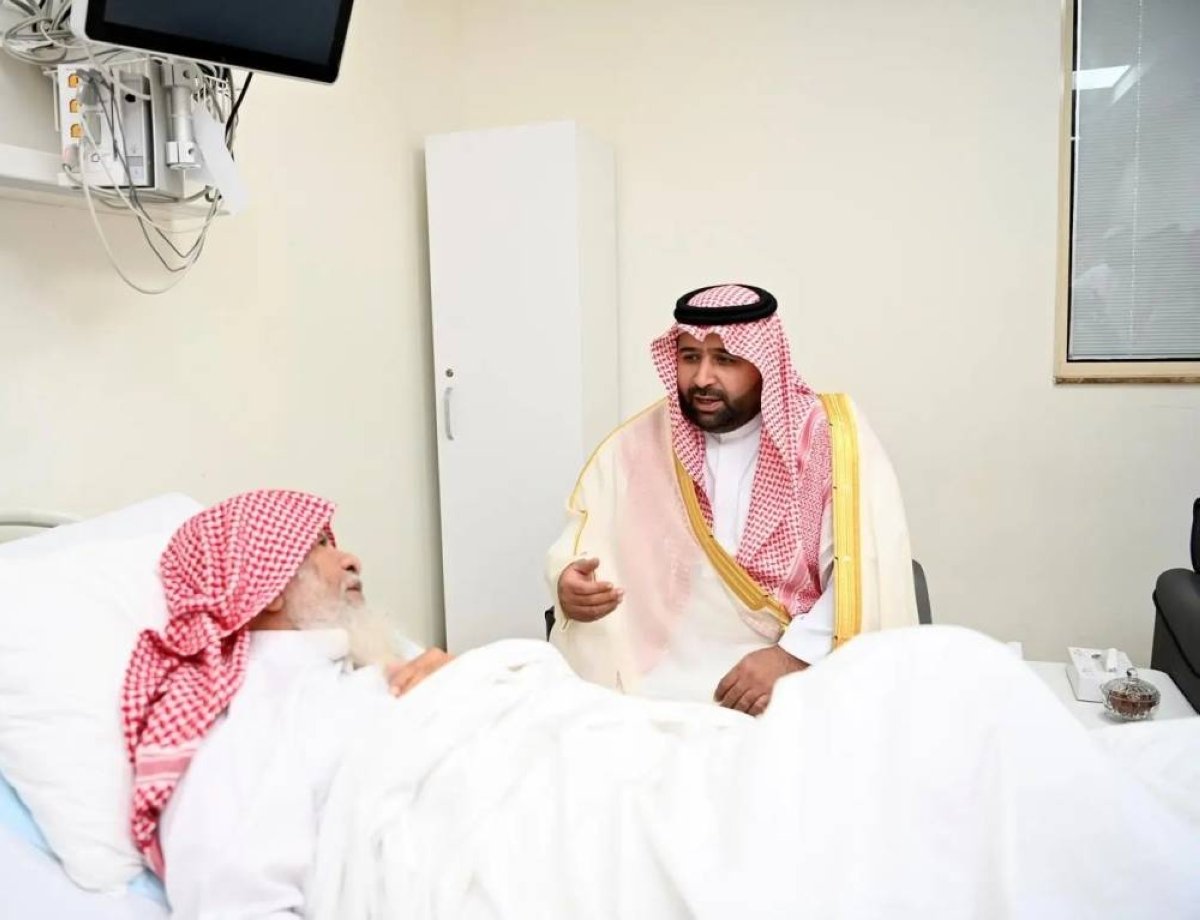أمير جازان ونائبه يطمئنان على صحة الشيخ العامري