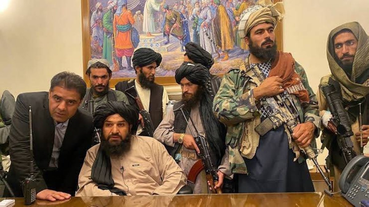 “القيود تتصاعد: طالبان تحظر استخدام أبرز تطبيقات التواصل الاجتماعي”