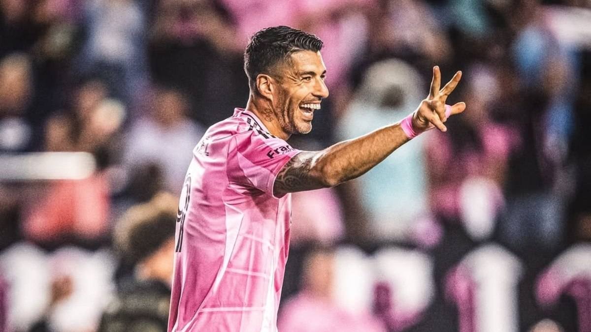 “المنتخب الأوروغوياني يحتفل بالمهاجم سواريز بعد تحقيقه رقماً قياسياً جديداً”