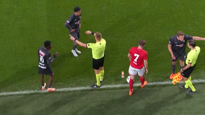 في الدوري البلجيكي.. حكم يُنهي اللقاء لسبب غريب !