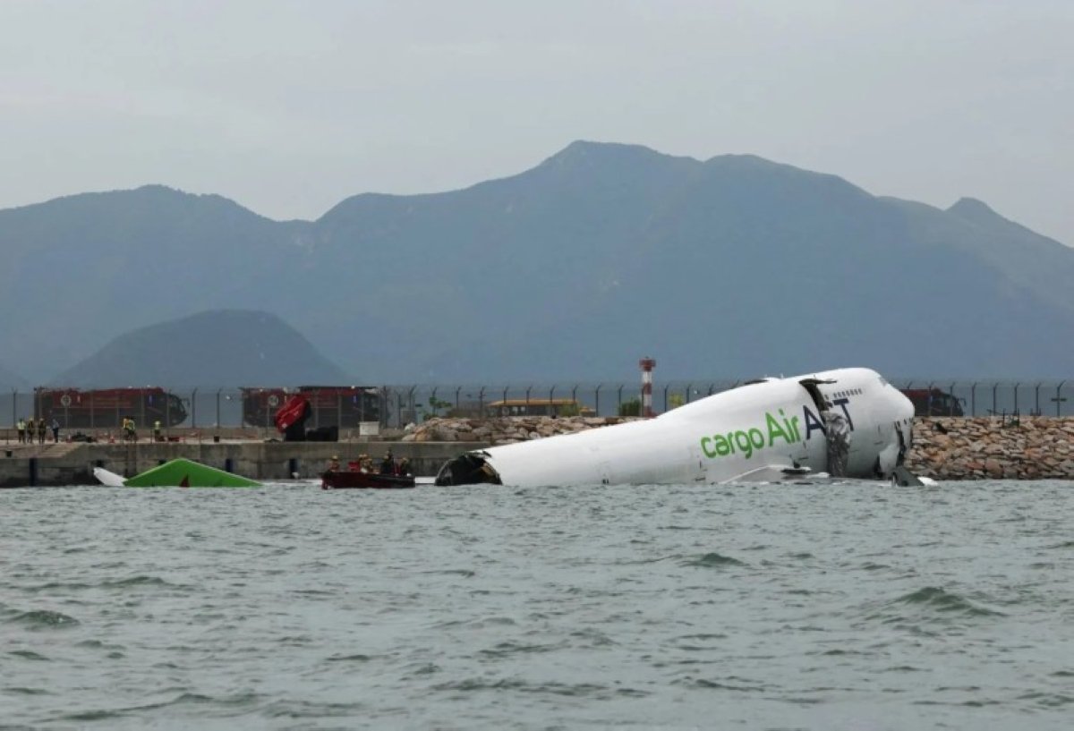 مقتل شخصين إثر حادث طائرة شحن في مطار هونغ كونغ
