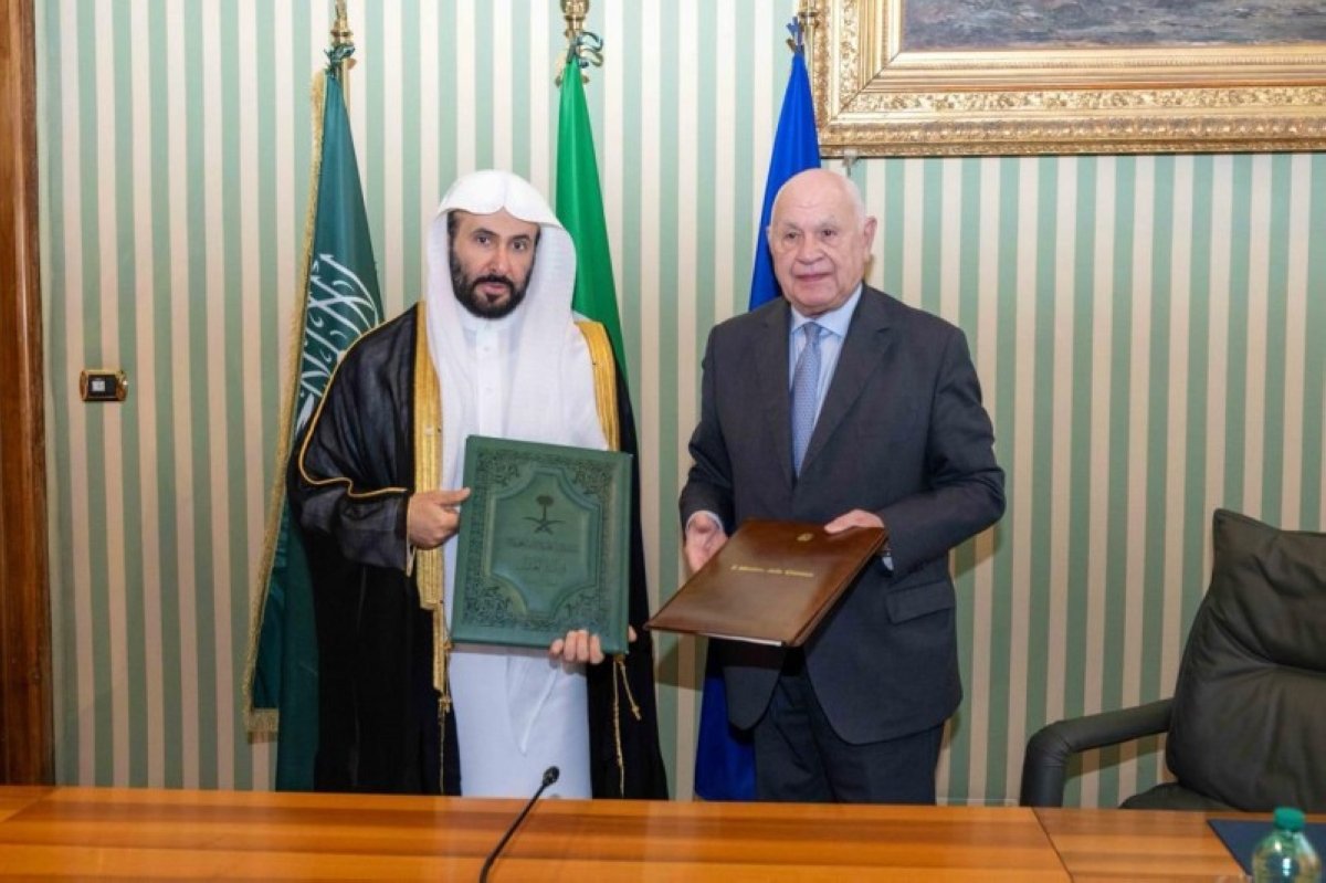 وزيرا العدل في السعودية وإيطاليا يبحثان تعزيز الشراكة القضائية ويوقعان اتفاقاً مشتركاً