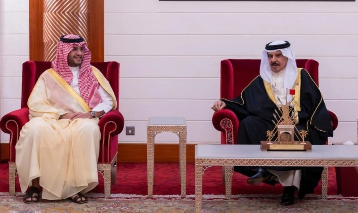 ملك البحرين يستقبل الأمير تركي بن محمد بن فهد