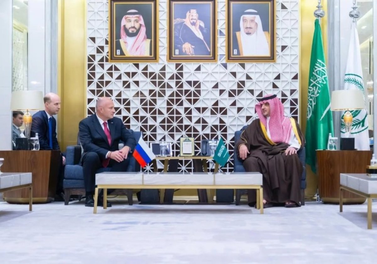 عبدالعزيز بن سعود يبحث سبل التعاون مع وزير الدفاع المدني والطوارئ الروسي