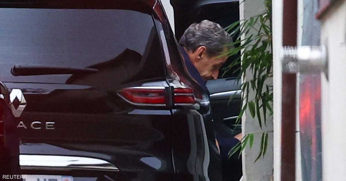 صورة تُظهر ساركوزي بعد خروجه من السجن متحدثًا عن تجربة قاسية