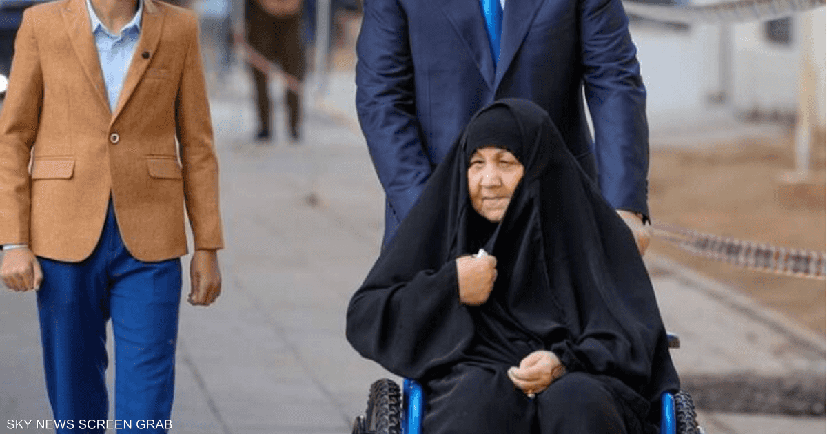 بلقطة إنسانية مؤثرة.. السوداني يصوّت في انتخابات العراق برفقة والدته