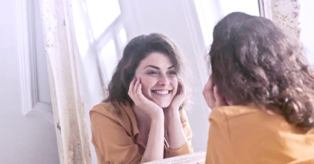فوائد النظر في المرآة مع الابتسامة.. طاقة إيجابية وتحسين للمزاج
