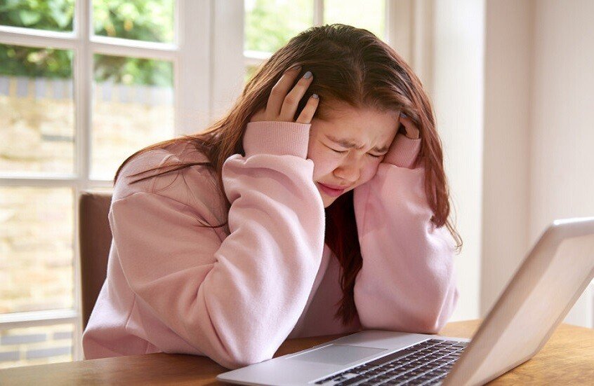 6 أسباب مفاجئة للصداع لا علاقة لها بضغط الدم أو قلة النوم