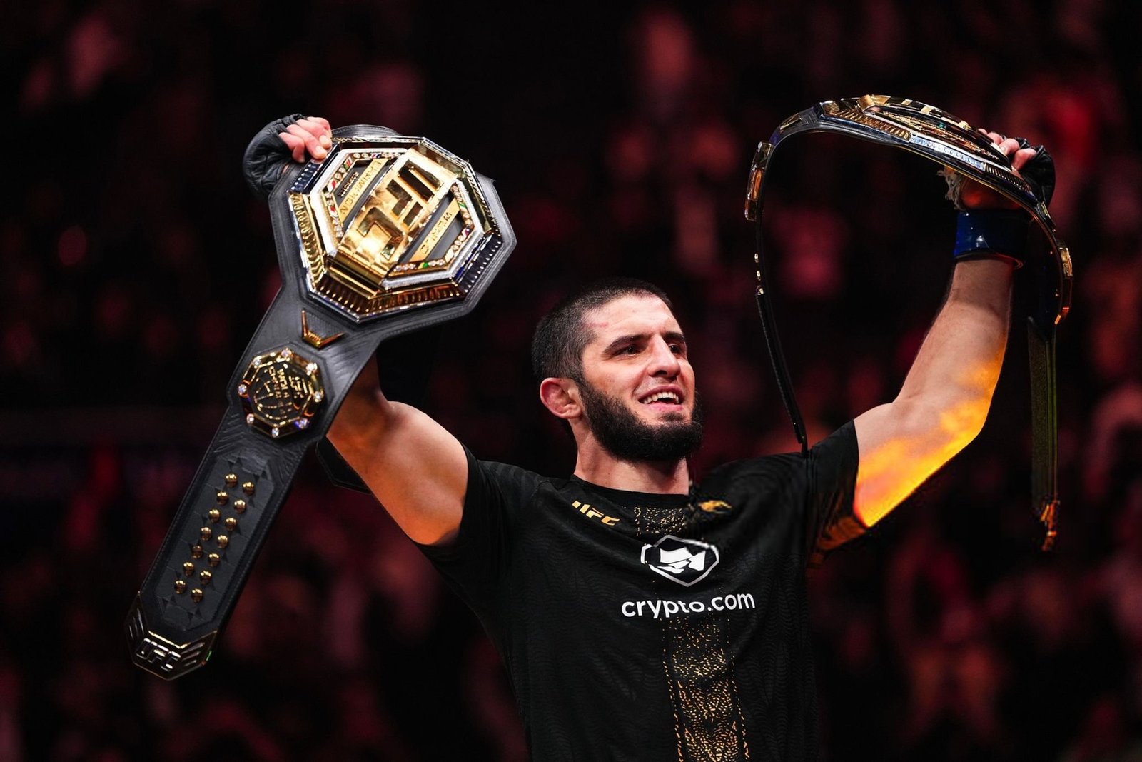 إسلام ماخاتشيف يتغلب على جاك ديلا مادالينا ويظفر بلقب وزن الويلتر في UFC 322