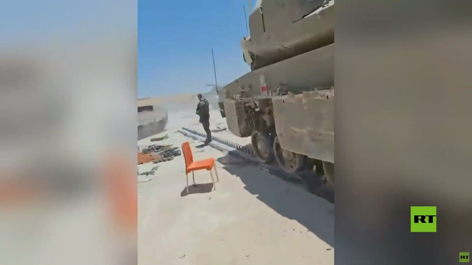 قطاع غزة.. جندي إسرائيلي يظهر على خط موراج أمام مبنى مطاحن المحيط الكبرى