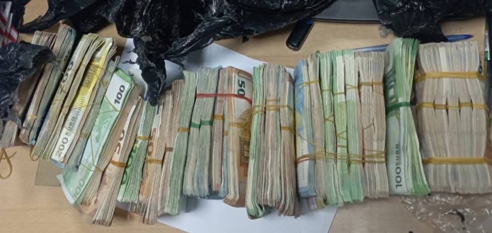 الجمارك التونسية تحبط تهريب مليوني دولار عبر ثلاثة معابر برية