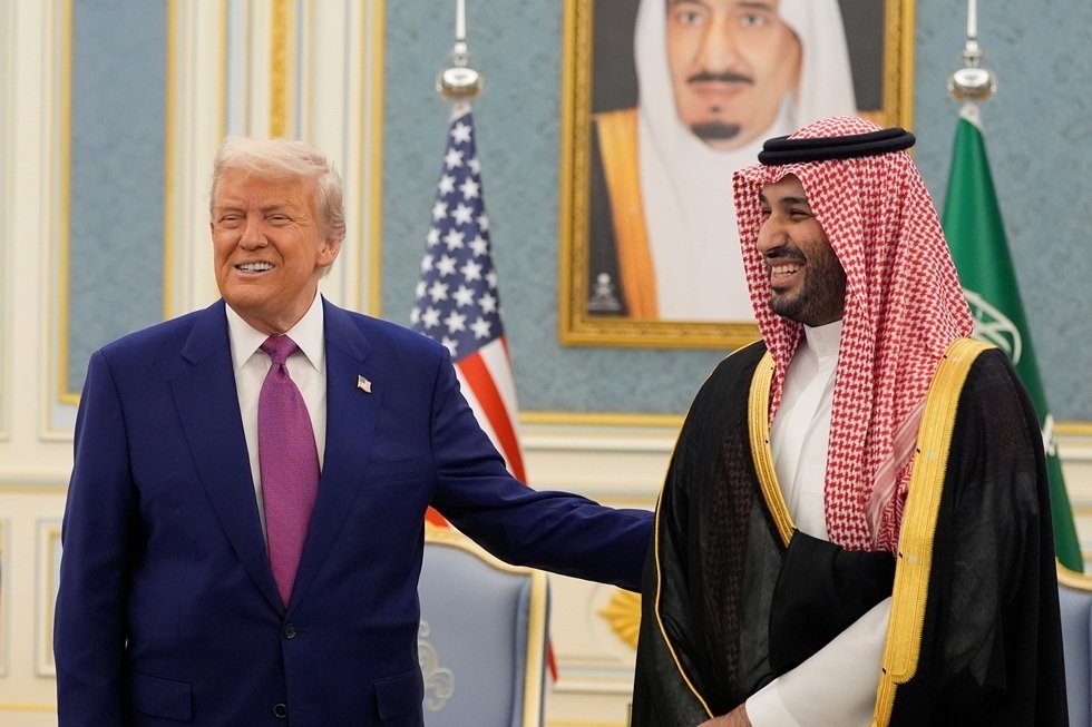 "بوليتيكو": ترامب يتجاهل "MAGA" ويستعد لتعميق التزام واشنطن تجاه السعودية
