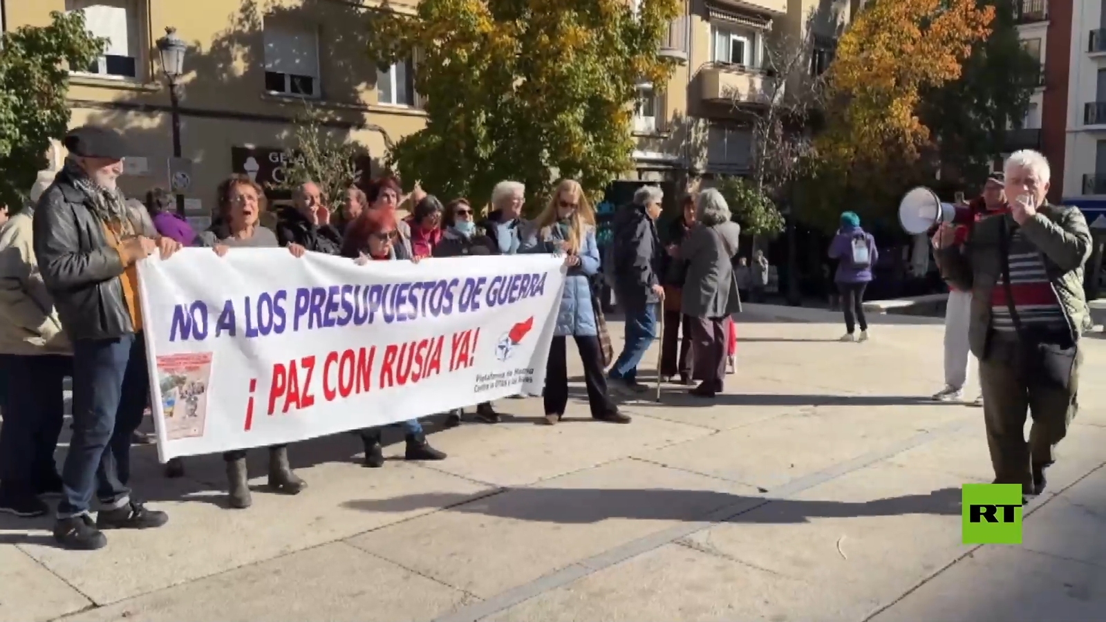 مظاهرة في مدريد تطالب بسجن زيلينسكي أثناء لقائه برئيس وزراء إسبانيا